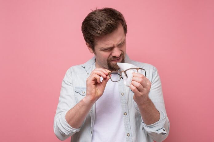 Best Way to Clean Eyeglasses Safely, Prevent Damage, and Keep Them Spotless